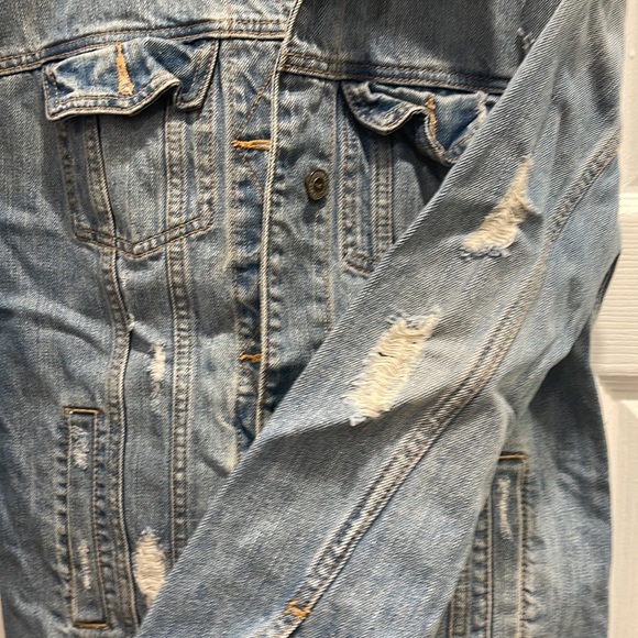 🌸5/$40🌸 Hollister Distressed denim jacket size XS - Picture 3 of 6